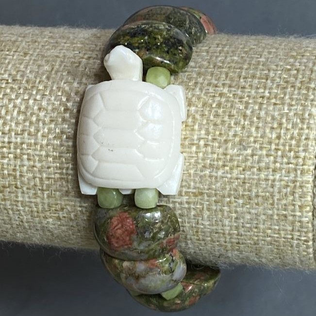 צמיד הליאוטרופ עם חוליות 19×12 מ״מ +- קוביית יהדיייט 5 מ״מ +- צב מאקריל 30×22 מ״מ +- אורך 18 ס״מ +- סטרץ