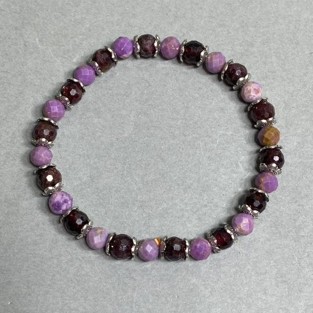 צמיד פוספוסידרייט חרוז מלוטש קוטר 5 מ״מ ±, גרנט חרוז מלוטש קוטר 6 מ״מ ±, עם תוספות מתכתיות, אורך 18 ס״מ ± סטרץ'