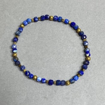 צמיד לאזוריט מחורץ בצורת קוביה, קוטר 4 מ״מ +- עם תוספות מתכת, אורך 18 ס״מ +- אלסטי