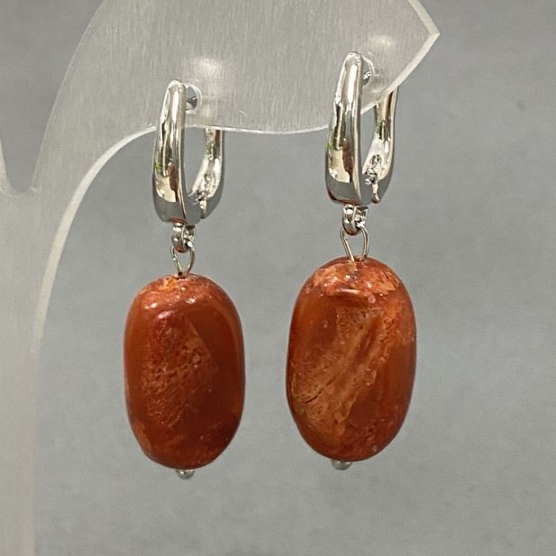 עגילים מאלמוג ספוגי בצורת אובאלית, קוטר 18×11 מ״מ±, אורך 35 מ״מ±