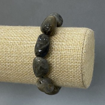 צמיד לאברדרייט מגולפים 17–21×10–14 מ״מ, אורך כ-18 ס״מ – אלסטי