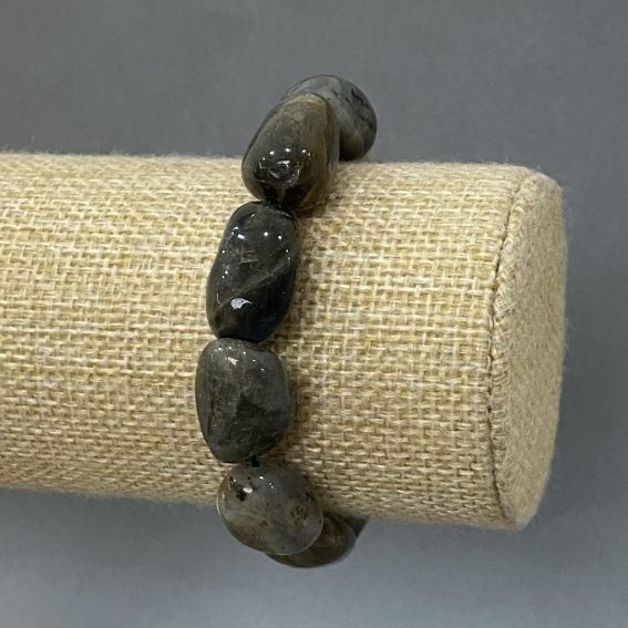 צמיד לאברדרייט מגולפים 17–21×10–14 מ״מ, אורך כ-18 ס״מ – אלסטי