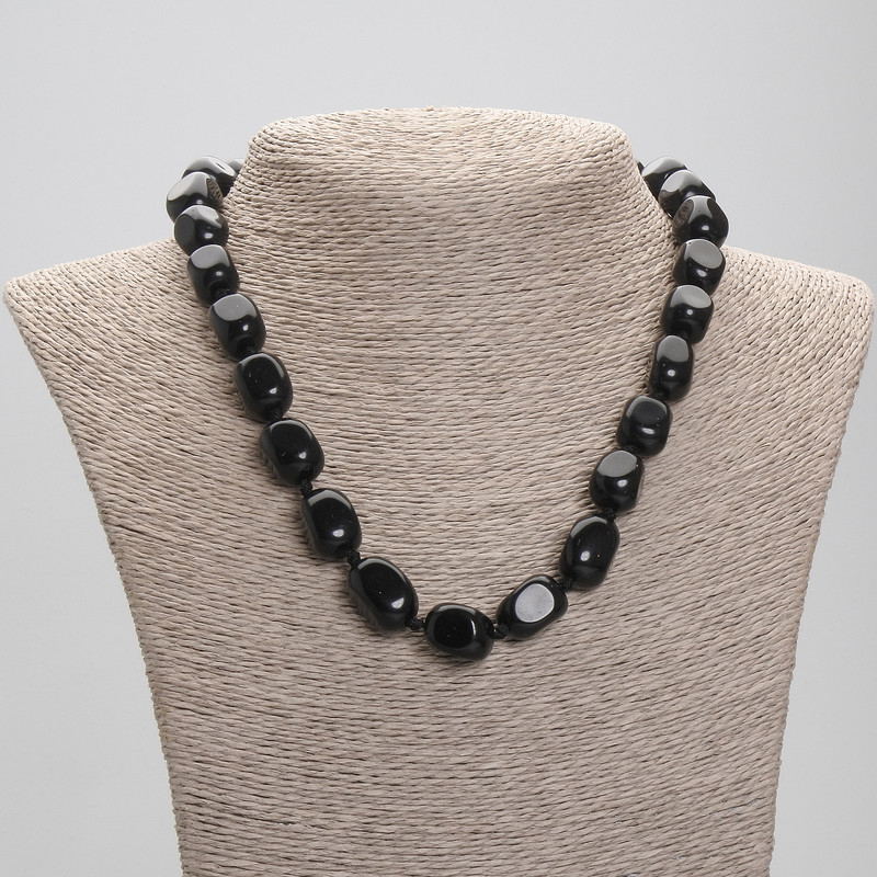 שרשרת אגאט בצורת לוחות, קוטר 15-18×10-11 מ״מ, 5 מ״מ±, אורך כ-45 ס״מ± עם סגר