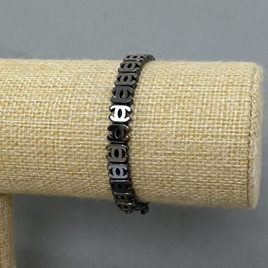 צמיד המטיט שאנל 8×6 מ״מ ±, אורך כ-18 ס״מ ±, אלסטי