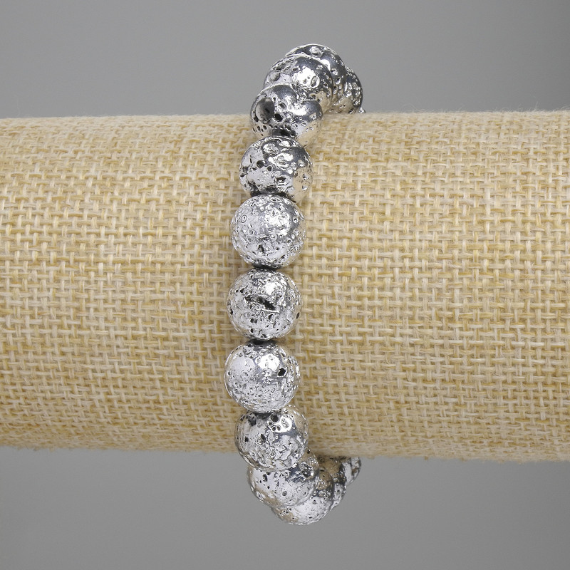 צמיד לבה בציפוי כסף מתכתי, חרוזי לבה טבעיים בעלי חללים 10,5 מ״מ, אורך 18 ס״מ+- אלסטי