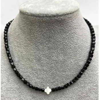 צ'וקר טורמלין מחורץ בצורה של קוביה, קוטר 4×4 מ"מ, עם שיבוץ פרלמוטר, אורך 35–40 ס"מ עם סגר