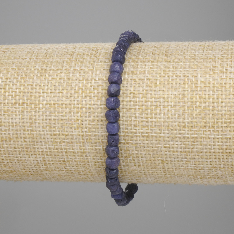 צמיד ספיר חתוך בצורת קובייה, קוטר 4×4 מ״מ ±, אורך 18 ס״מ ± סטרץ