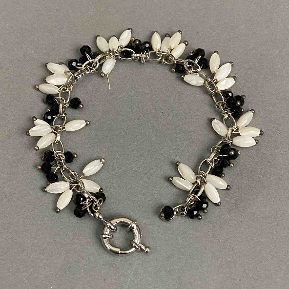 צמיד מחרוזי פנינה וזכוכית צ'כית מחוספסת, חרוזי 7×3.5 מ"מ, רונדלי צ'כים 4×3 מ"מ, אורך כ-19 ס"מ