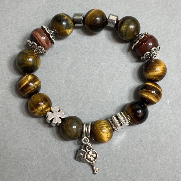 צמיד מעין הטייגר ועין השור, חרוז חלק בקוטר 12 מ״מ+- עם תוספות מתכתיות, אורך 18 ס״מ+- אלסטי