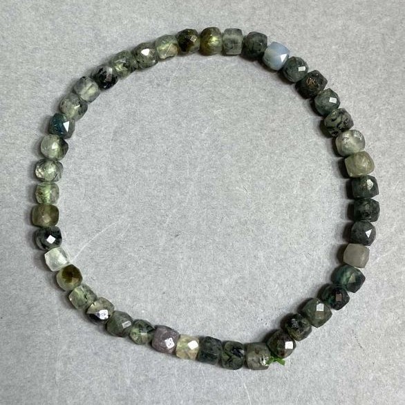 צמיד אסורטי מפרניט, ספיר וברקת — קוביה מגולפת 4×4 מ״מ, אורך 18 ס״מ, סטרץ'