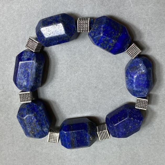 צמיד לאזוריט בצורות מרובות-פאות, 20–21×14–15 מ״מ ±, עם הוספות מתכתיות, אורך 18 ס״מ ±, סטרץ'