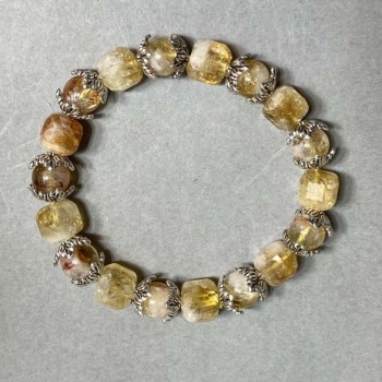 צמיד ציטרין מרובע עם חיתוך בקובייה 8.5 מ״מ + חרוז 8 מ״מ + עם תוספות מתכת, אורך 18 ס״מ, אלסטי