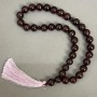 מחרוזי תפילה מהגרנט – כדוריים חלקים, קוטר כ-10 מ״מ, 33 חרוזים