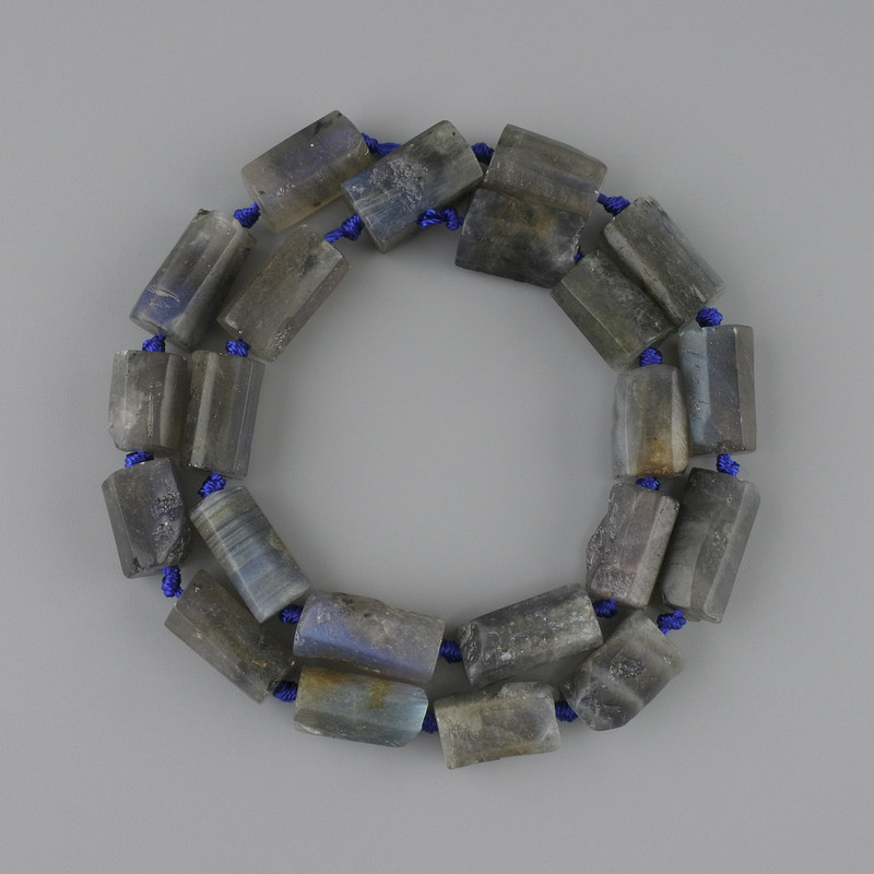 חרוזים לברדוריט אבנים גלמיות שבבים 11–25×10–11.5mm± אורך כ-45cm± על חוט