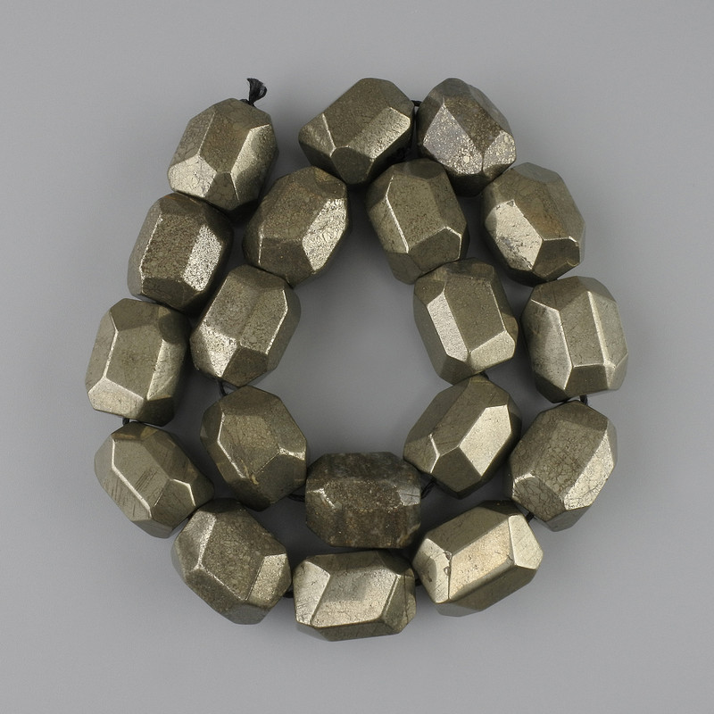 חרוזי פיריט רב-פאות 20–21×15–17 mm ±, אורך 39 cm ± על חוט