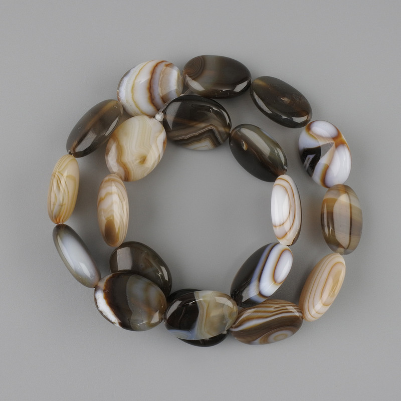 חרוזי אגת אובל שטוח 19.5–20×15mm ±, אורך 39cm ± על חוט