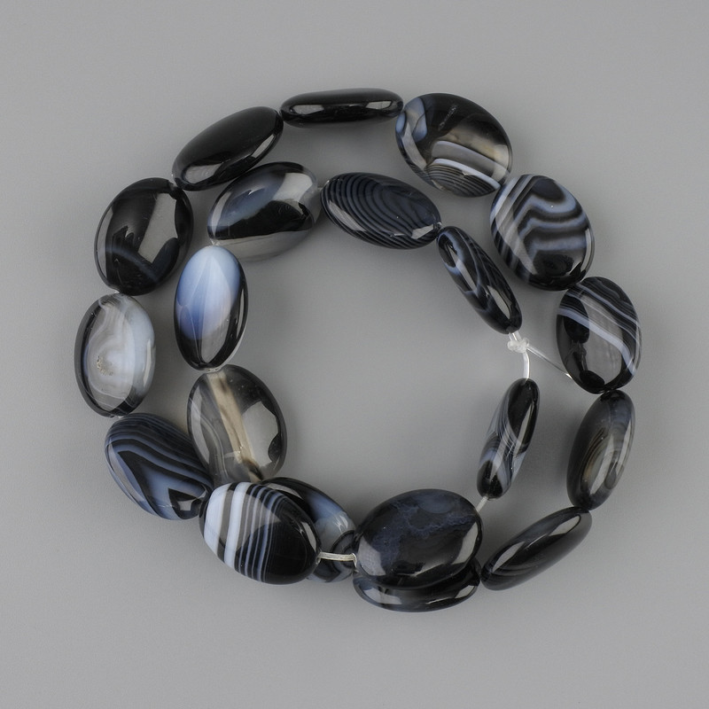 חרוזי אגת אובאליים שטוחים 19.5-20×15mm ±, אורך 38cm ± על חוט
