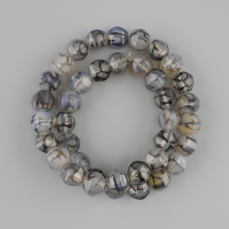חרוזי אגט 'ורידי הדרקון' כדור מצולע, קוטר 9.5–10 mm ±, אורך כ-36 cm ± על חוט