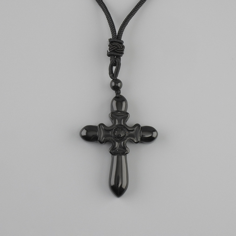 תליון צלב מאגט שחור, קוטר 47×36 mm ± על שרוך שחור עם כיוונון, אורך 78 cm+
