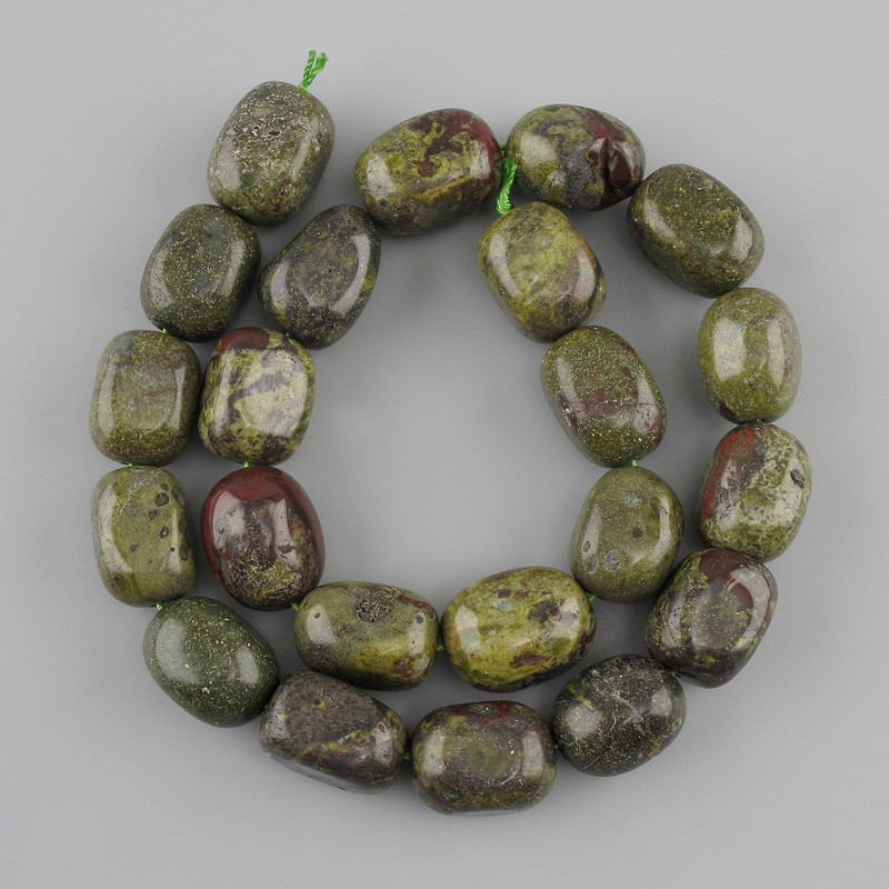 חרוזים יאשמה «דם הדרקון» מלוטשים, קוטר 16–18 mm, 5×12 mm, 5–13 mm ±, אורך 36 cm ± על חוט