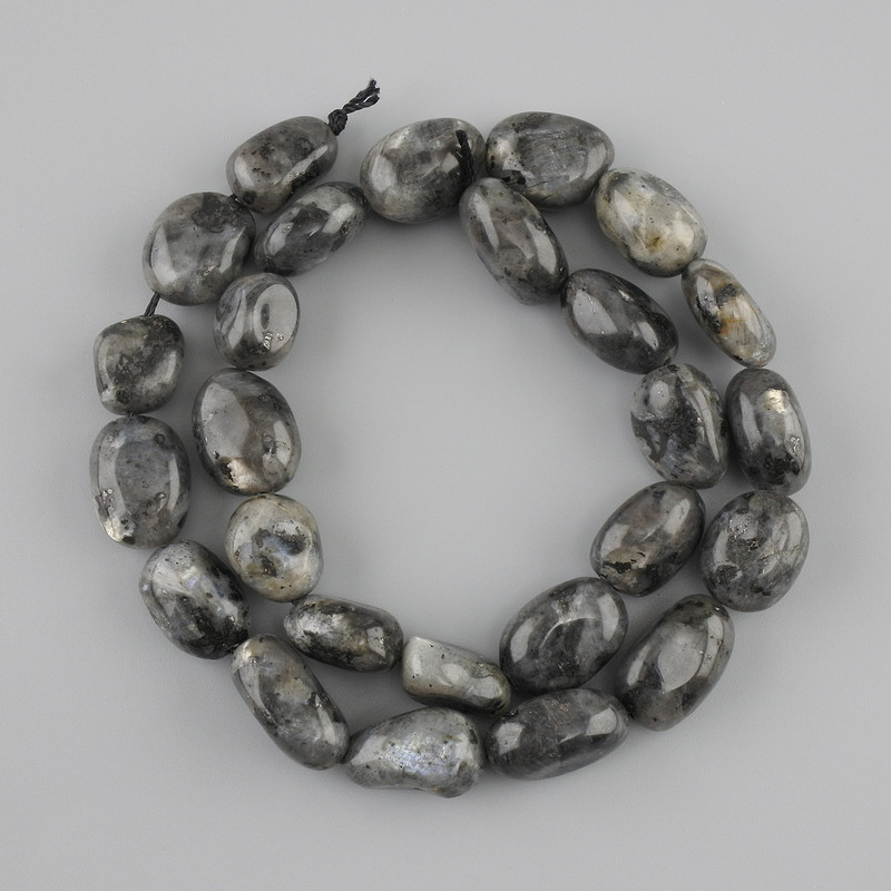 חרוזים לבריקיט, מלוטשים, קוטר 13–16×10–12.5 מ"מ ±, אורך 39 ס"מ ± על חוט