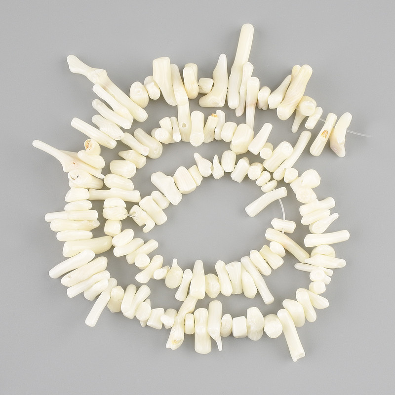 חרוזי אלמוג שבבי בצורת מחט, קוטר 5-20x2, 5-6 mm ±, אורך 43 cm ± על חוט