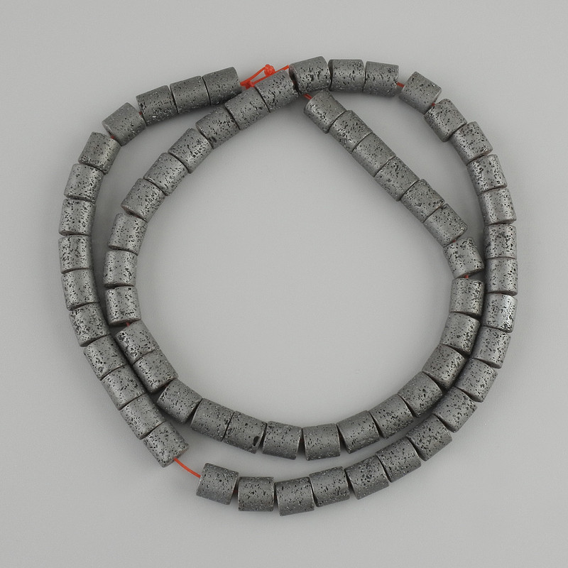 חרוזי המטיט הנקבובי בצורת גליל, קוטר 6×6 mm ±, אורך החוט כ-40 cm ± על חוט