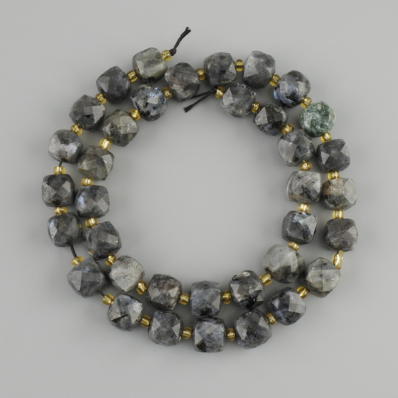 חרוזים לרוויקיט, קוביות מגולפות, קוטר 8.5–9×8.5–9 מ"מ ±, חרוזים קטנים 3 מ"מ ±, אורך חוט כ-37 ס"מ ±