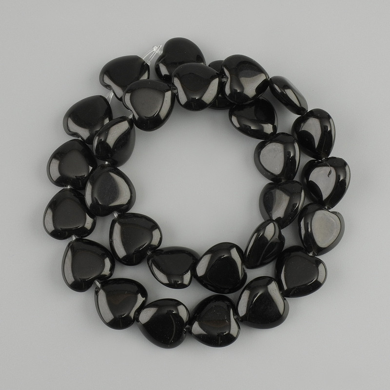 חרוזים מאגת שחורה בצורת לב, קוטר 14×14mm+-, אורך 37cm+- על חוט דייג