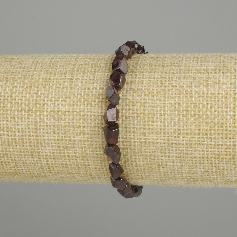 צמיד גרנט רב-פאות, קוטר 6, 5-8x5, 5-6mm +-, אורך 18cm +- אלסטי