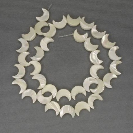 חרוזים מפרלמוט בצורת ירח, קוטר 12mm+-, אורך 40cm+- על חוט