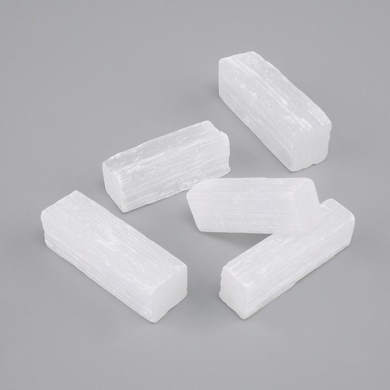 סלניט טבעי בלתי מעובד, קוטר 32x6-12mm ± (מגוון גדלים) (מחיר ל-100 גרם)