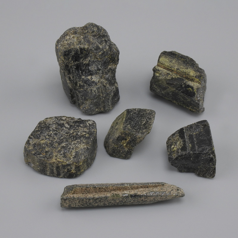טורמלין שורל טבעי לא מעובד, קוטר 21–40×12–26 מ"מ ± (גדלים מעורבים) (מחיר ל-100 גרם)