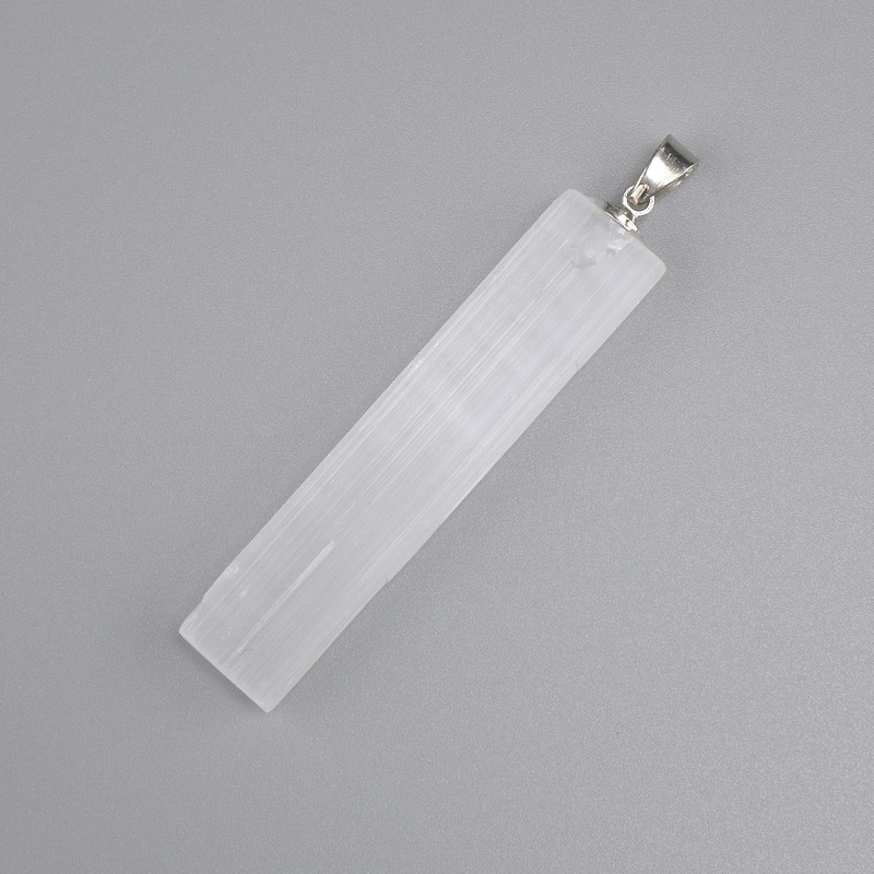 תליון מינרל סלניט גולמי 53×12mm ±, אורך 64mm ±