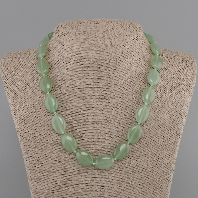 מחרוזת ירקן אובל 18x13mm+-, אורך 45cm+- עם אבזם