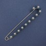 סיכת חזה עם פניני מיורקה וסטראז' 102x20mm±, מתכת כסופה