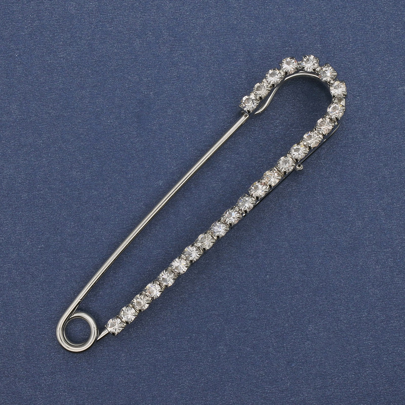 סיכת חזה עם סטרזים לבנים 72×16 mm ± מתכת כסופה