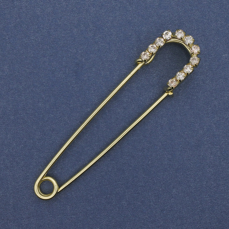 סיכת דש-מחט עם סטרזים לבנים 70x16mm+- מתכת מוזהבת