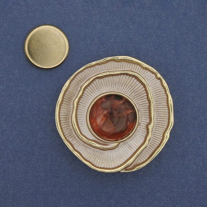 סיכת חזה עם מגנט 'אקצנט' אמייל מתכת מוזהבת 41mm+