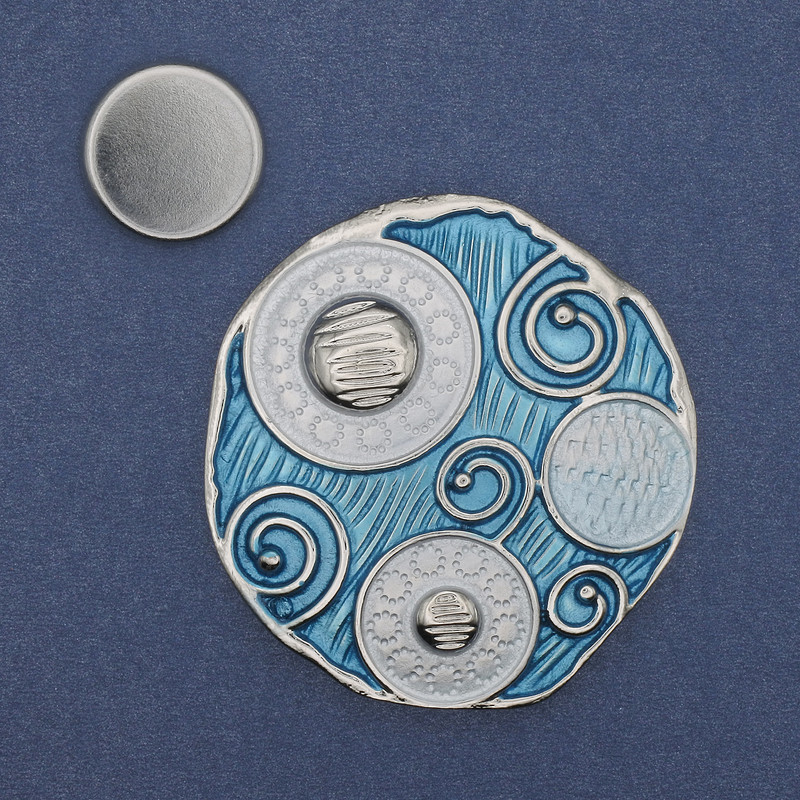 סיכת מגנט 'אקצנט' אמייל מתכת כסופה 48mm+