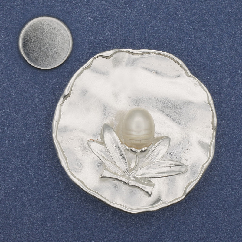 סיכת מגנט "אקצנט" עם אמייל ופנינה מתכת כסופה 47mm+