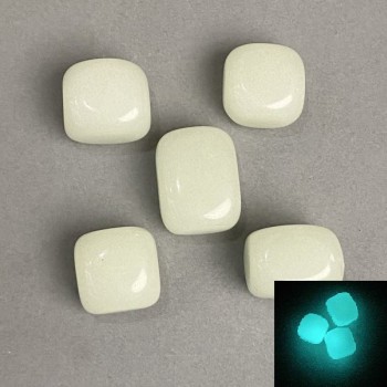 אבן אוניקס טבעית זוהרת בחושך, מלוטשת 25×17 mm (±), אריזה 100 גרם, זוהר טורקיזי