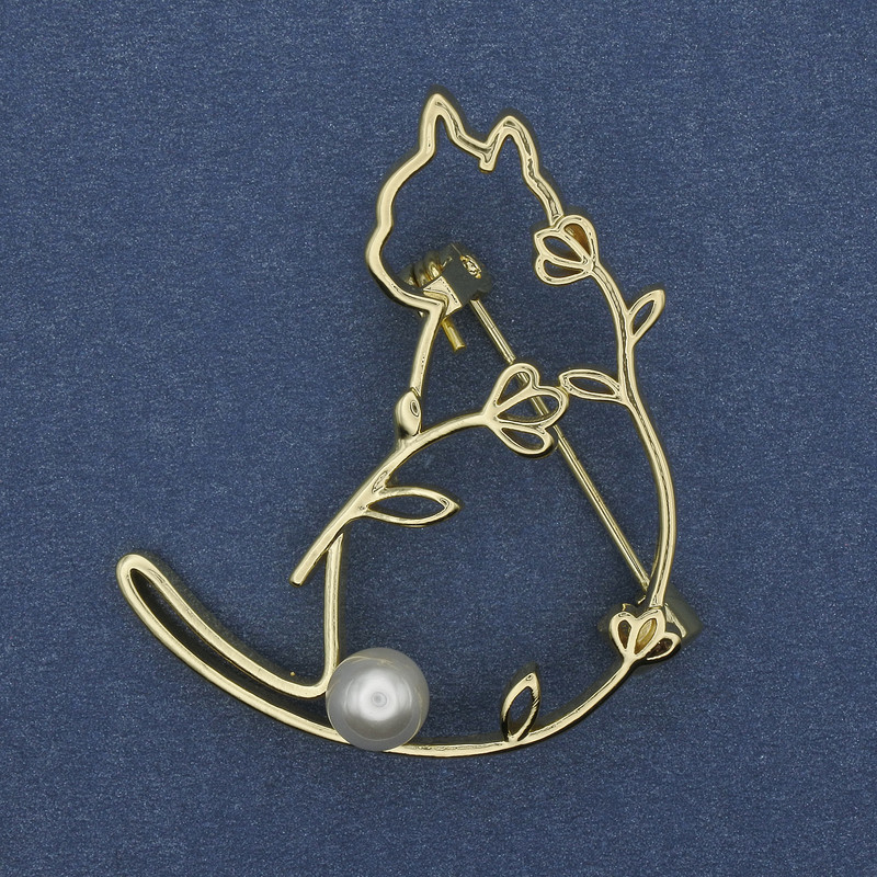 סיכת דש 'חתול עם פנינה' מתכת מוזהבת 40x34mm+