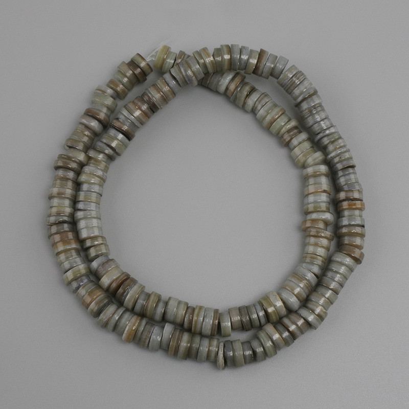 חרוזים מקונכית סקפארקה, רונדל, קוטר 5–6 mm, עובי 1.5–2 mm +-, אורך 38 cm +- על חוט דייג