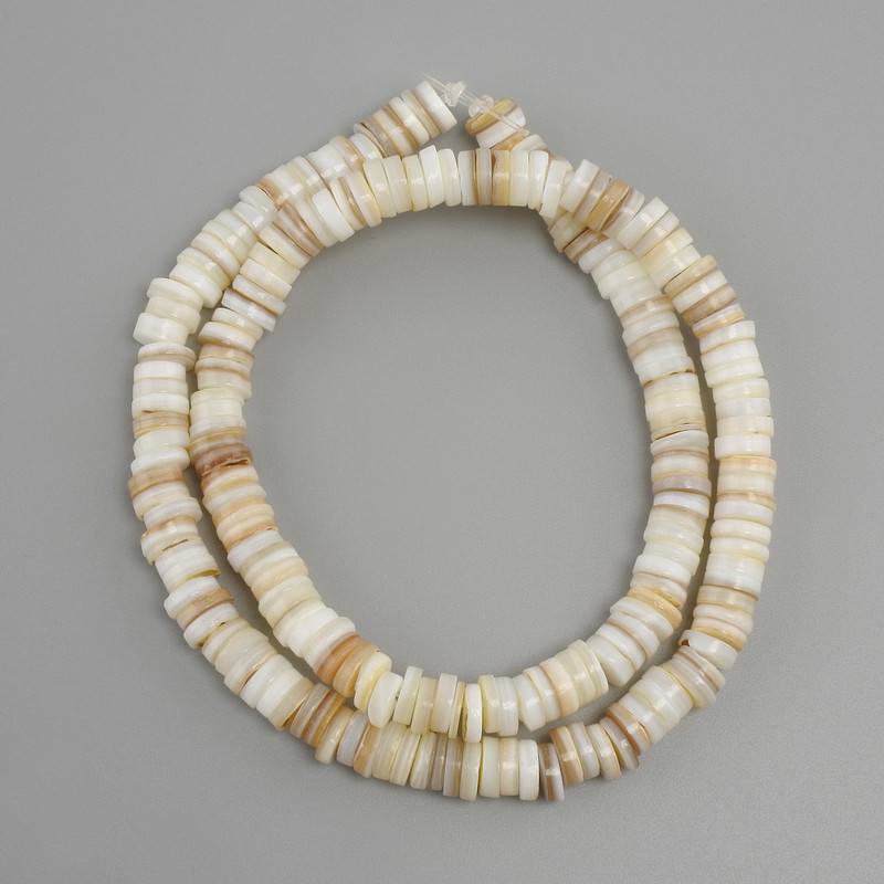 חרוזים מקונכיית סקאפארקה רונדל, קוטר כ-6.5 mm, עובי 1.5–2 mm ±, אורך חוט כ-39 cm ±
