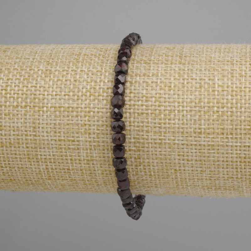 צמיד גרנט קוביות מחוסלות, מידה 4×4 mm ±, אורך 18 cm ±, על בסיס אלסטי