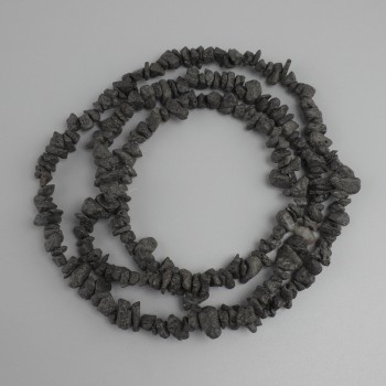 חרוזי לבה (שבבי), קוטר 6–11×3–7 mm ±, אורך 80 mm ± על חוט