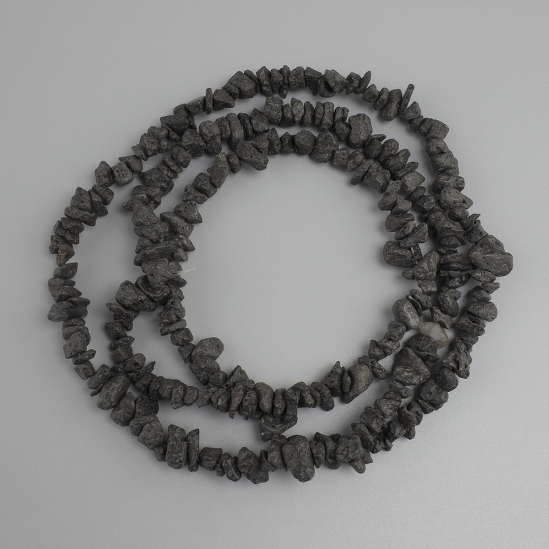 חרוזי לבה (שבבי), קוטר 6–11×3–7 mm ±, אורך 80 mm ± על חוט