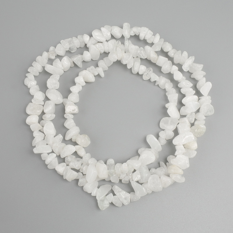 חרוזים קוורץ לבן שבבי, מידות 5–13×4–7 mm ±, אורך כ-78 cm ± על חוט דיג