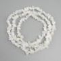 חרוזים קוורץ לבן שבבי, מידות 5–13×4–7 mm ±, אורך כ-78 cm ± על חוט דיג